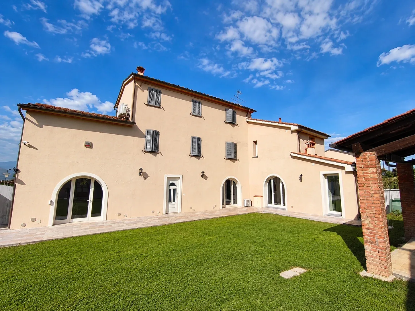 Facciata di Villa Galigana e prato