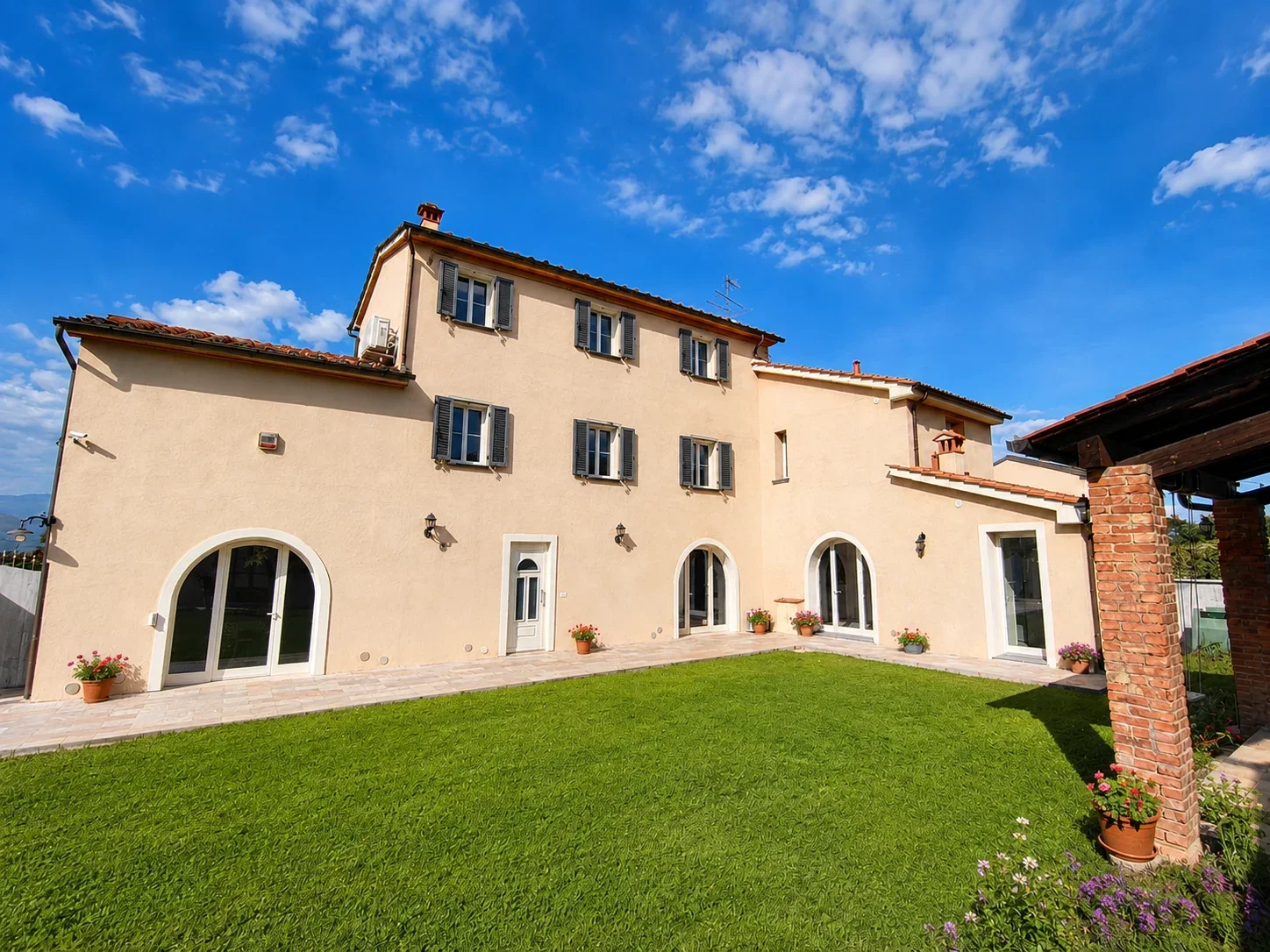 Villa Galigana e il prato nella campagna di Quarrata